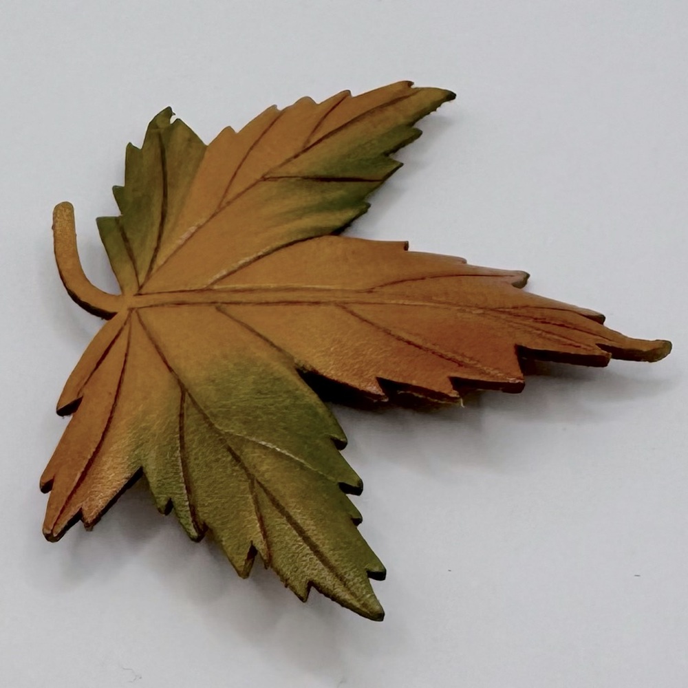 VINTAGE 1960s Tooled Leather Maple Leaf Brooch SIGNED - Picture 5 of 10